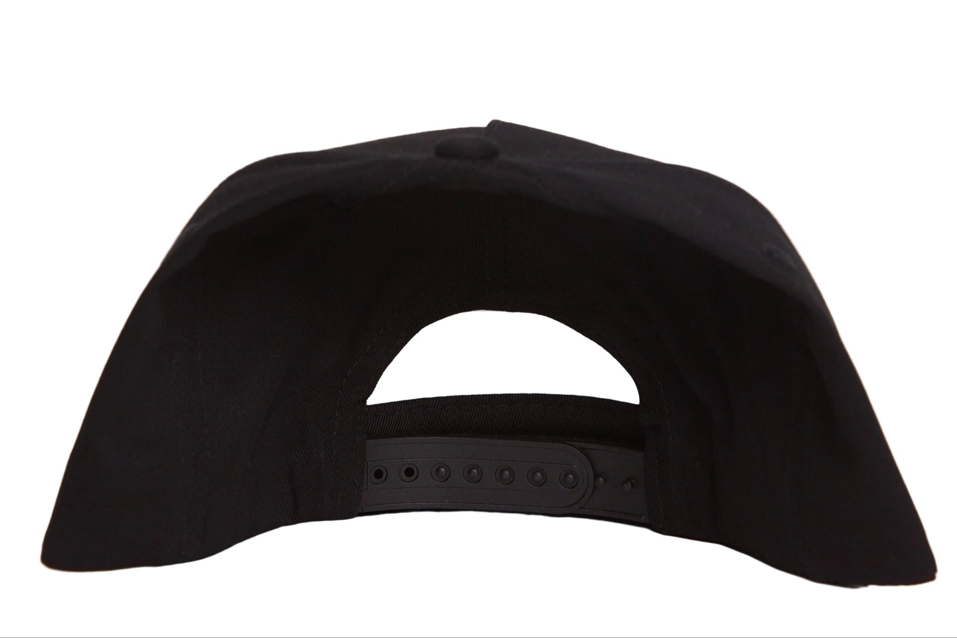 Black hat with a regal fox in profile, looking back over it's shoulder